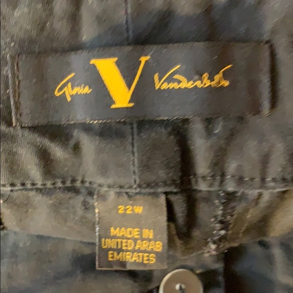 Gloria Vanderbilt black shorts size 22W. - Picture 3 of 5